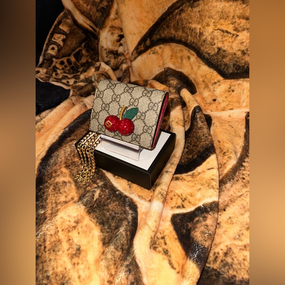 Gucci red cherries wallet (full inclusion)